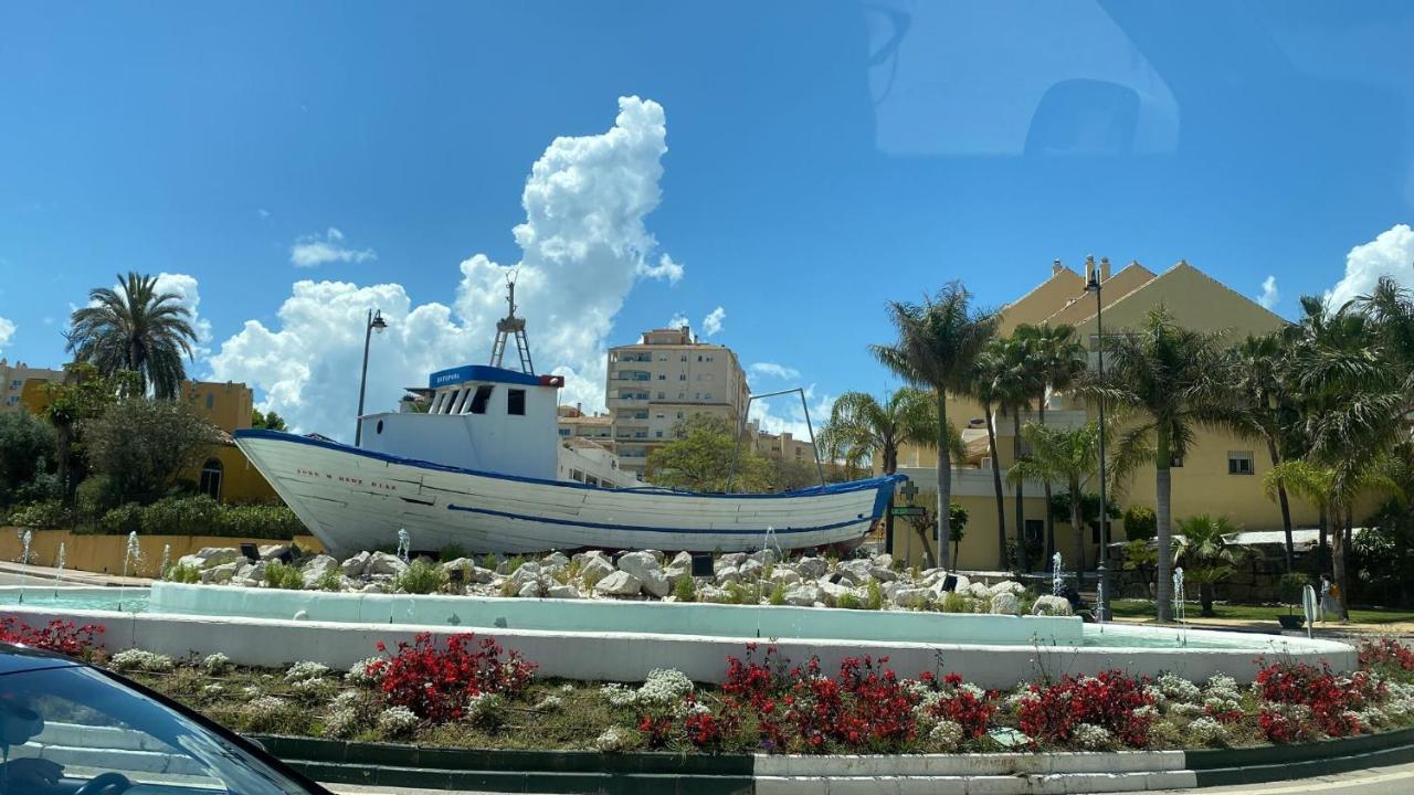 Central 2-Bed Apartment In Estepona Port 외부 사진