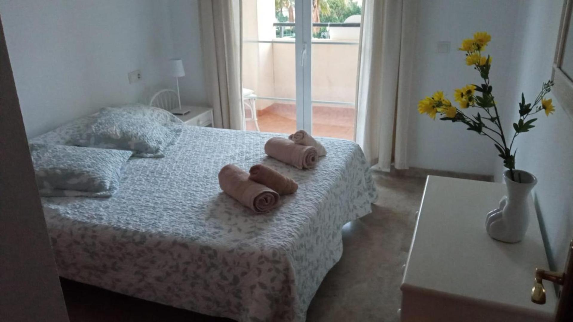 Central 2-Bed Apartment In Estepona Port 외부 사진