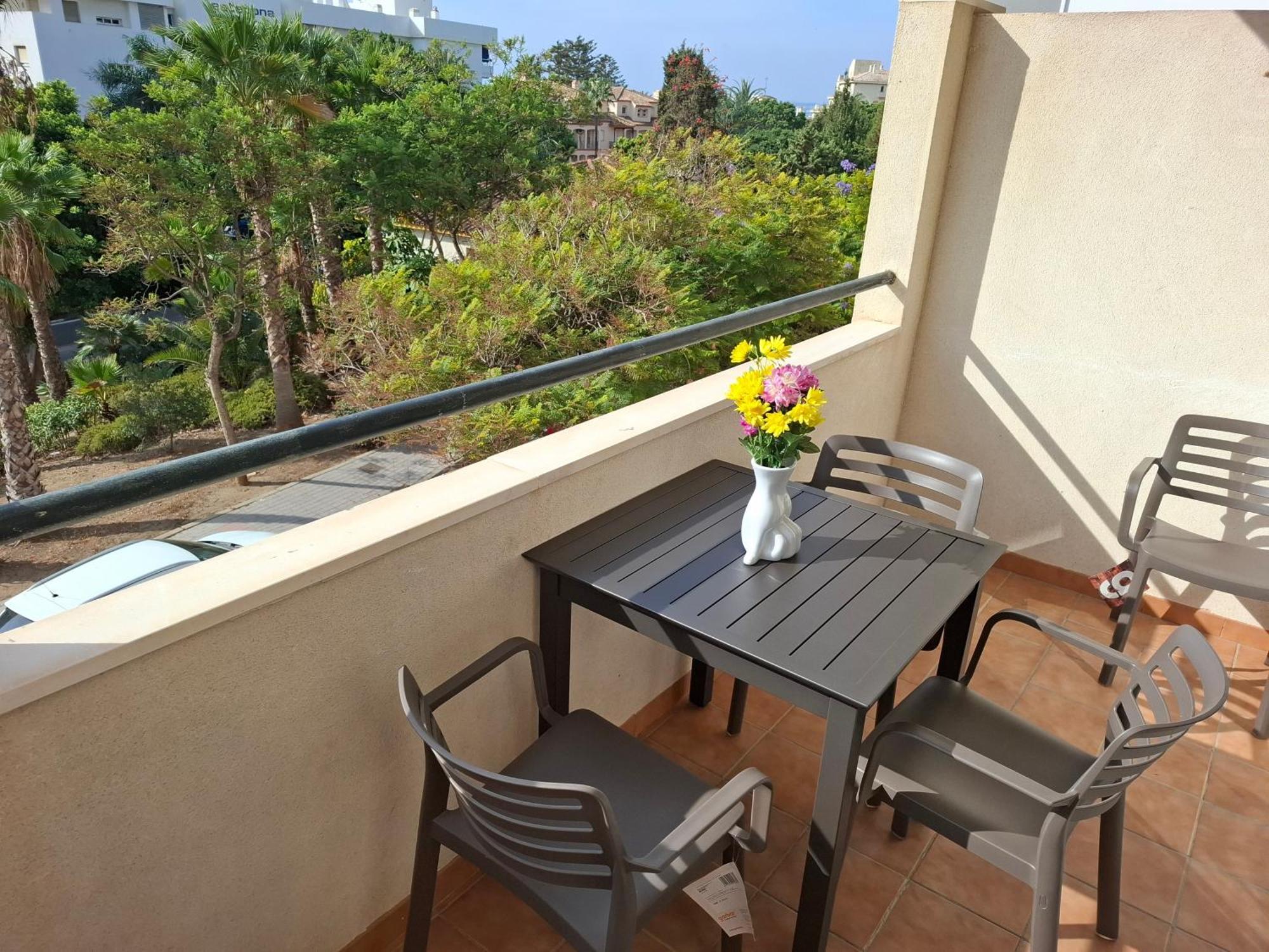 Central 2-Bed Apartment In Estepona Port 외부 사진